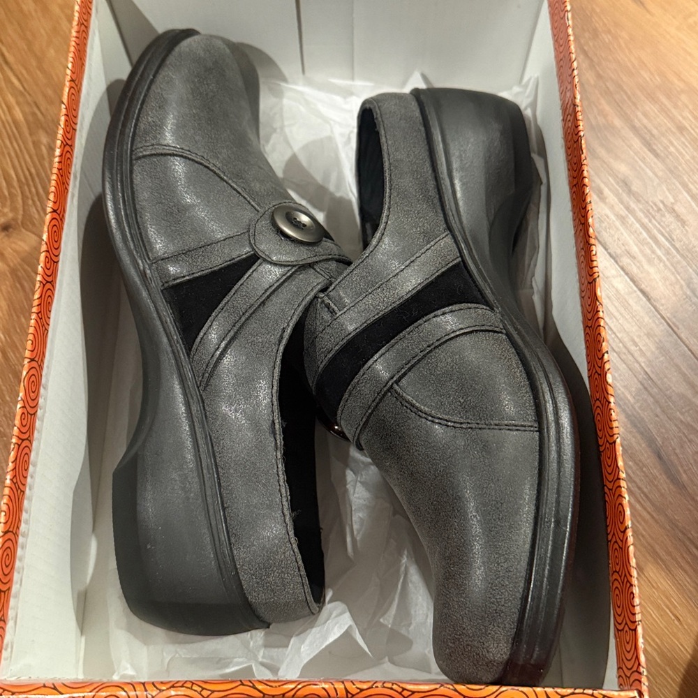 Ingaro Inspire Women’s Leather Slip On Shoe (w/box)(Size: 8)